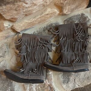 Minnetonka Fringe Moccasins - Grey - MINT condition